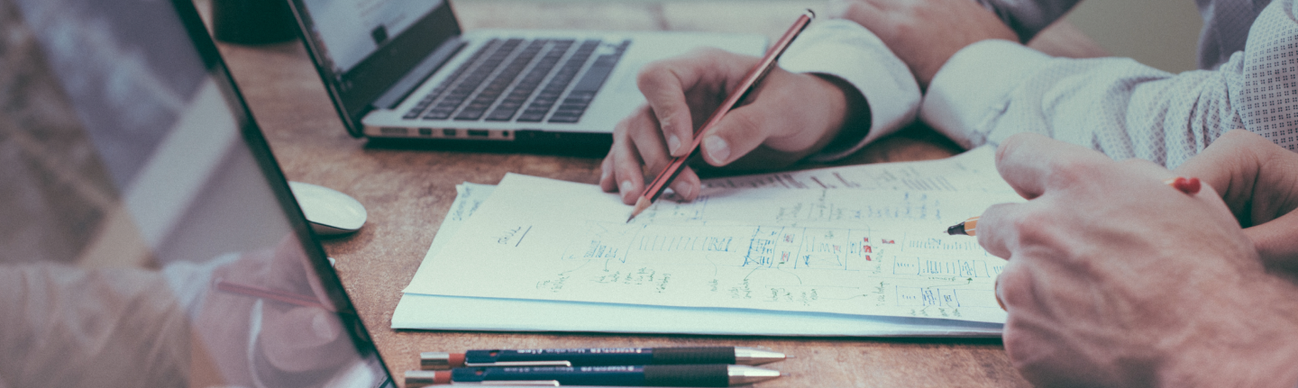 Groupe de personnes analysant un document